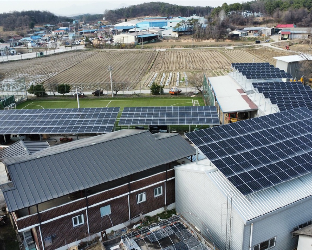 구양리 마을 전경과 창고 지붕 태양광
